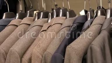 在商场的一家<strong>男士</strong>服装店，一排暖男`夹克衫在衣架上。 各种<strong>男士</strong>`西装挂在购物中心